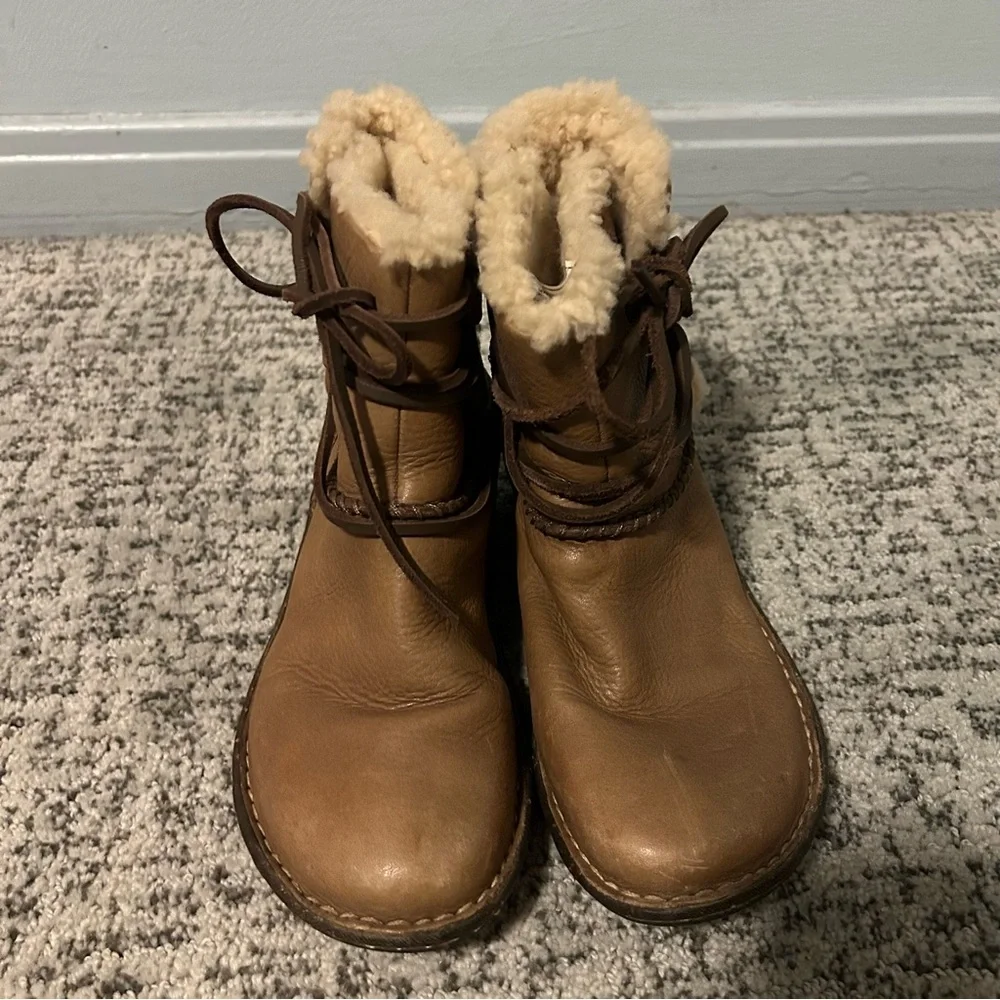 Ugg Brown & White Fleece Lined Caspia Lace Ankle Winter Boots Size 5